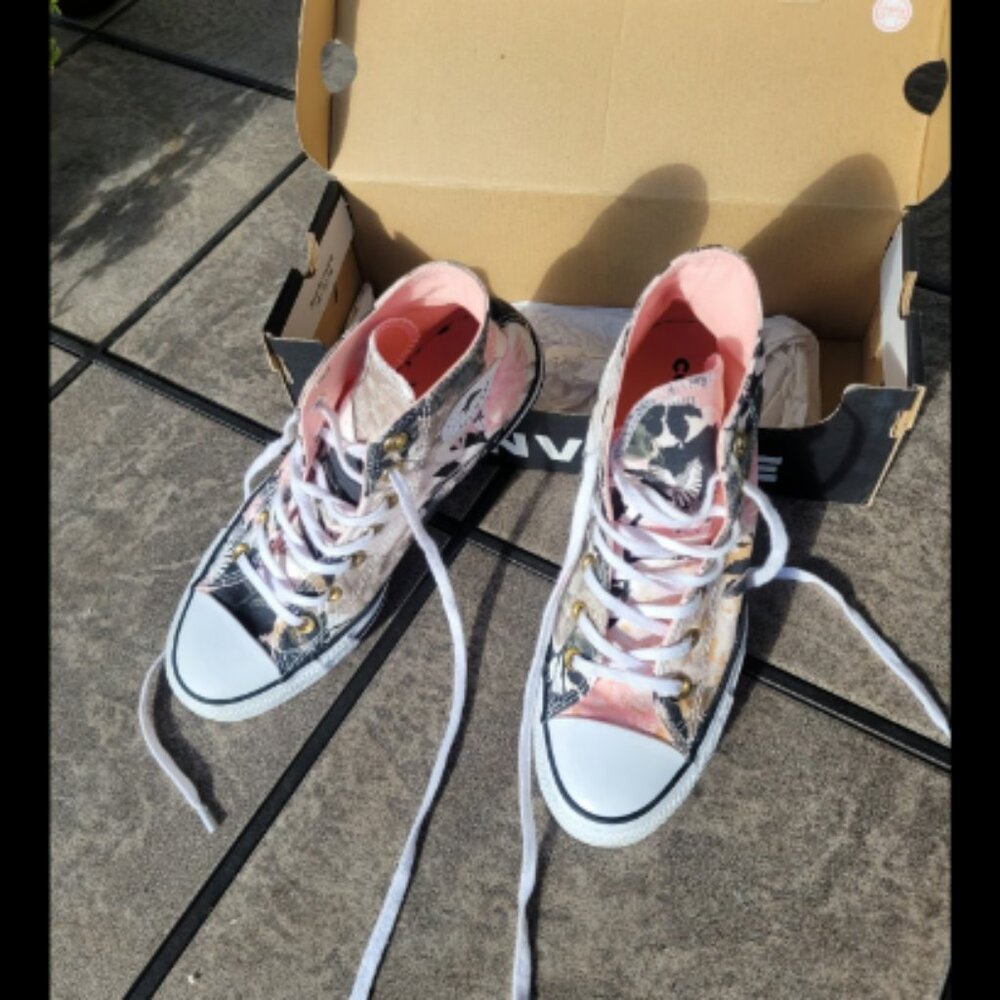 Converse Women's Flower Design Excellent Condition Size 8